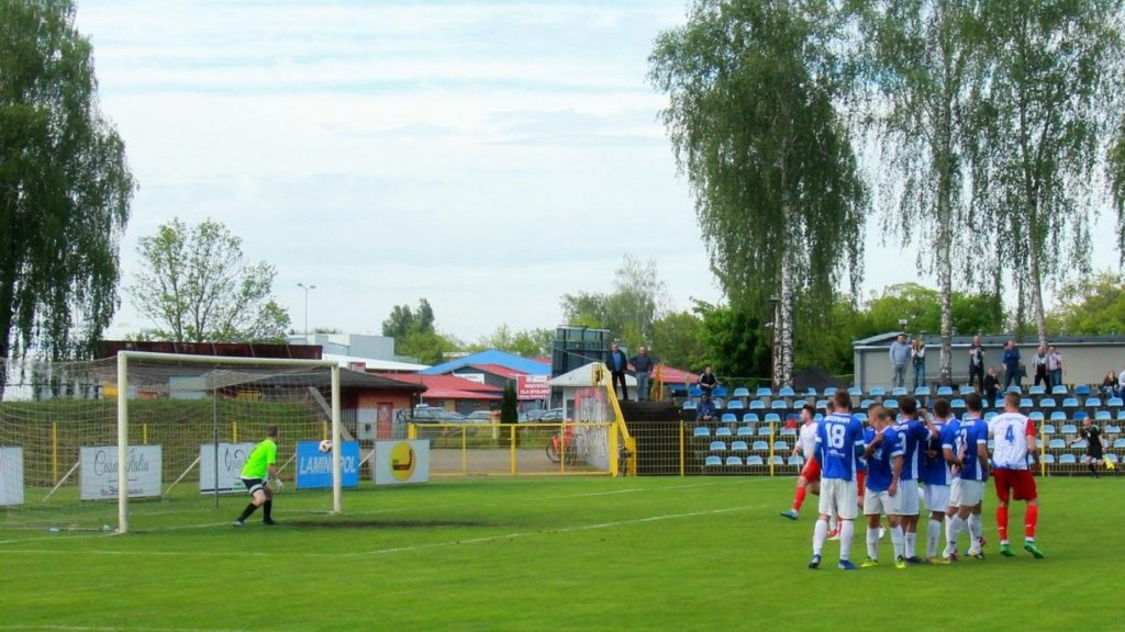 Bramkarz Gedani nie miał szans na obronę strzału Łukasza Stasiaka na 1:0 dla Gryfa